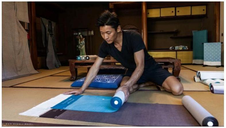 Юити Хиросе - один из немногих мастеров, обученных Эдо Комону, многовековой технике окрашивания материала с использованием трафаретного рисунка