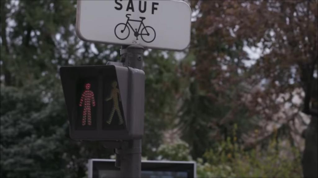 Страшно, но эффективно: как французы отучают пешеходов переходить дорогу на красный свет (видео)