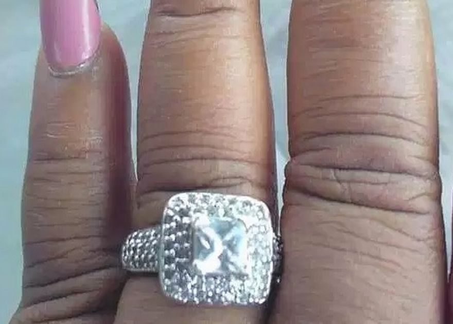Девушка решила поделиться фото своего роскошного помолвочного кольца, но все обратили внимание только на маникюр