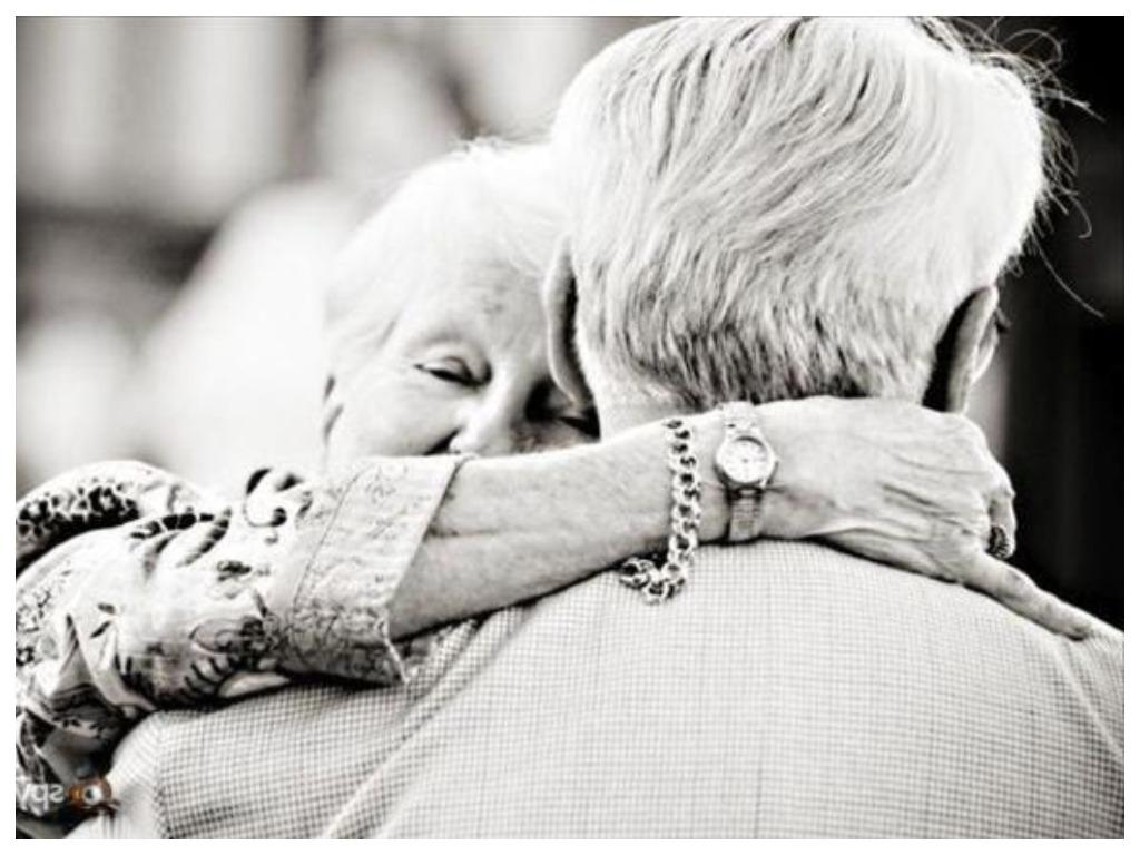 Любовь в старости. Старики обнимаются. Объятия пожилых. Пожилые влюбленные пары.