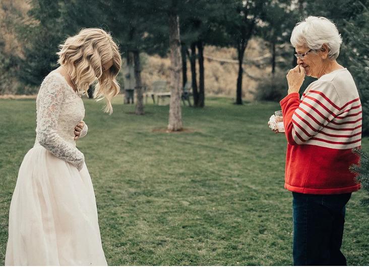 Увидев свадебное платье своей внучки, бабушка была тронута: невеста надела ее платье