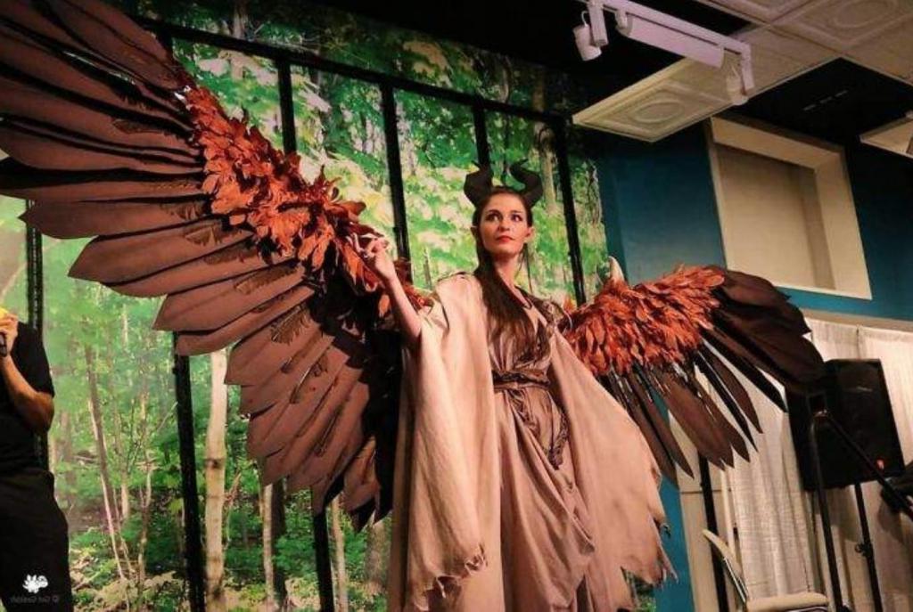 Креативные косплееры создали костюм с настоящими крыльями, которыми можно двигать