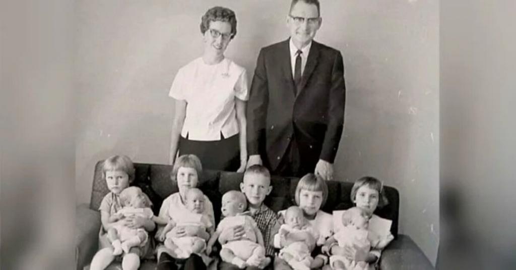 У матери было 5 детей. Пятерняшки американская семья. Пятеро близнецов Фишер (Fischer). Калуга семья фишеров история детей. Покажи фотографии пятерняшек.