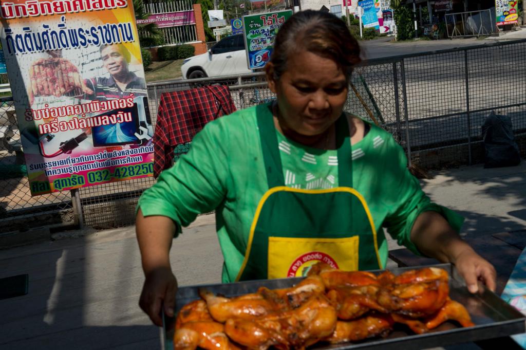 12 минут - и курица готова: в Таиланде повар готовит при помощи 1000 зеркал и раскаленного солнца