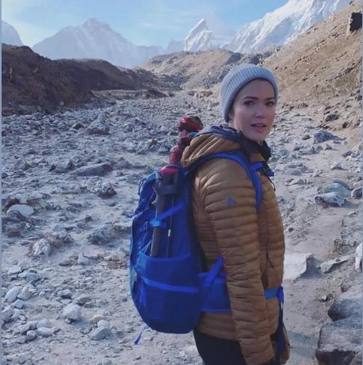 Мэнди Мур совершила 10 дневный поход в базовый лагерь у подножия Эвереста: фото