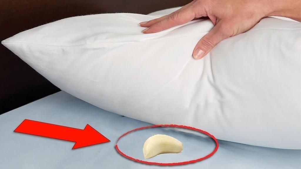 Перед сном нужно всегда класть чеснок под подушку: удивительные свойства продукта