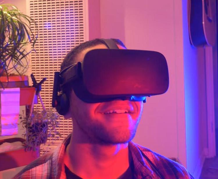 Мужчина в течение 7 дней носил очки виртуальной реальности, чтобы поделиться своими впечатлениями