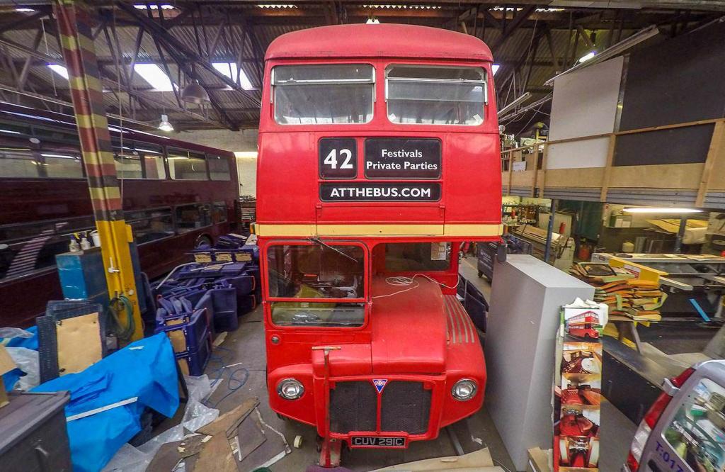 Вторая жизнь старых автобусов Лондона: многие двухэтажные автобусы превращаются в приюты для бездомных