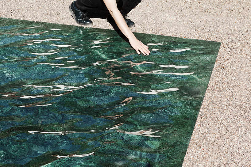 Мираж можно потрогать руками: иллюзия из мрамора выглядит как настоящий водоем с рыбками