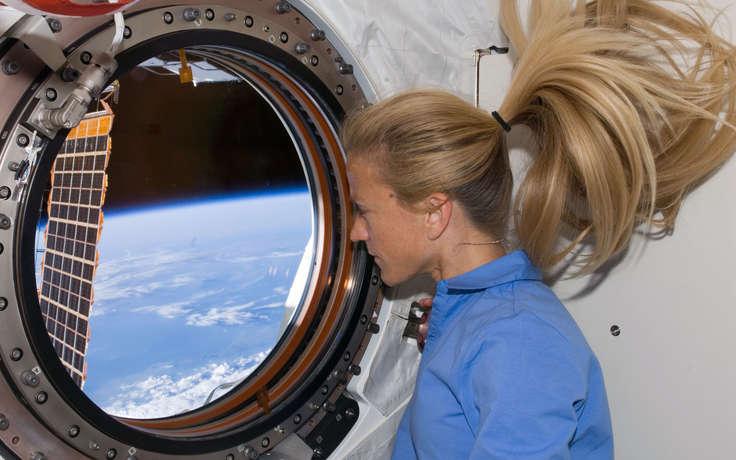 Какую одежду носят женщины-космонавты и как часто ее меняют