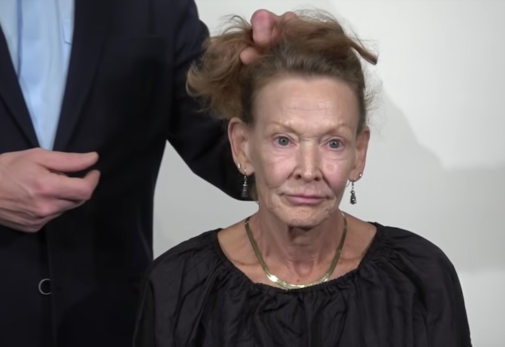 69-летняя женщина устала от своего скучного образа: профессиональный стилист буквально преобразил ее