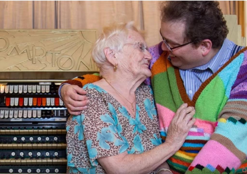 Любовь с первого взгляда: ей 83 года, а ему 40, и они вместе уже 16 лет