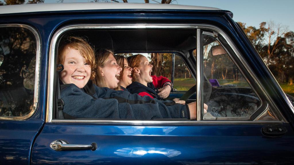 Детям за руль можно: автосоревнования в Австралии среди подростков