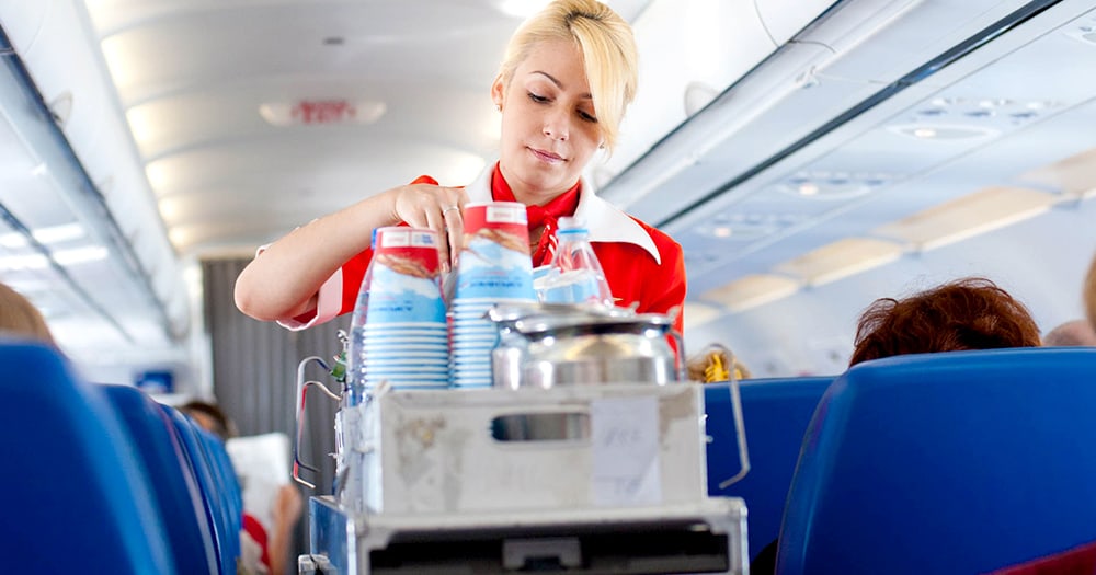 Стюардесса рассказала, почему чай и кофе в самолете лучше не пить