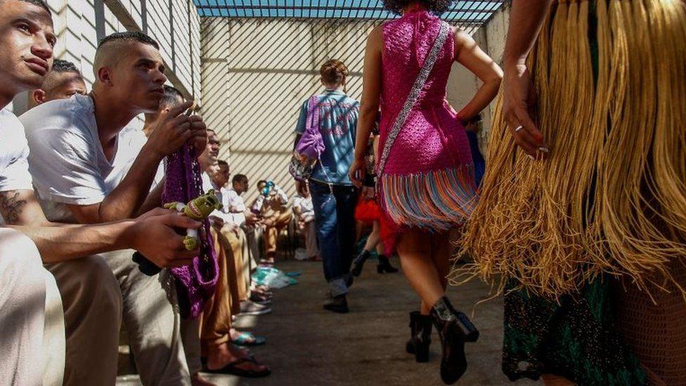 Гламурная зона: бразильские заключенные создают модную одежду за решеткой