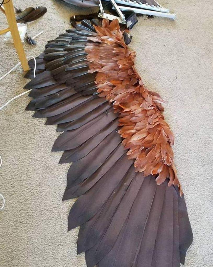 Креативные косплееры создали костюм с настоящими крыльями, которыми можно двигать