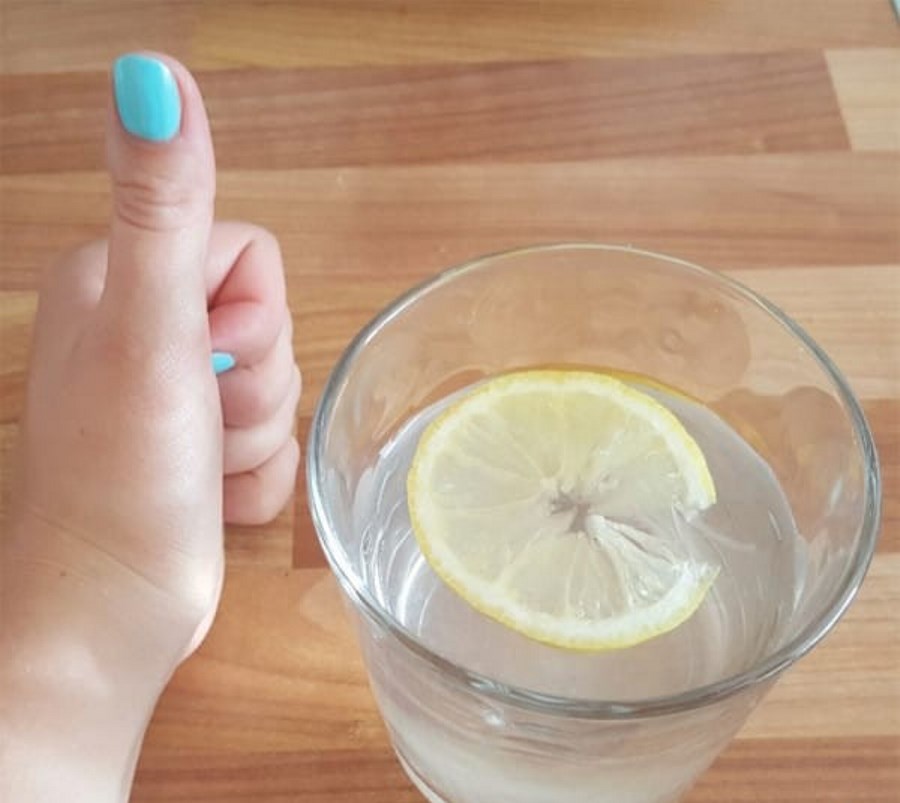 Стакан с водой и лимоном фото