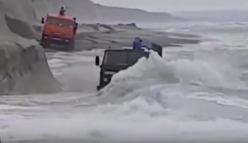 Водоплавающий грузовик: суровые рабочие будни водителя КАМАЗа на Дальнем Востоке, которому нипочем штормовой океан (видео)