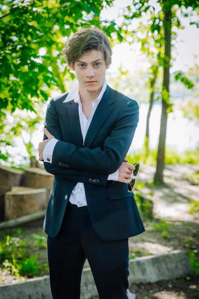 Младший сын Олега Табакова вырос талантливым красавцем. Фото