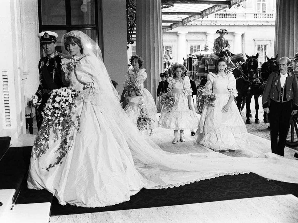 Принцу Уильяму и принцу Гарри поровну: судьба свадебного платья принцессы Дианы