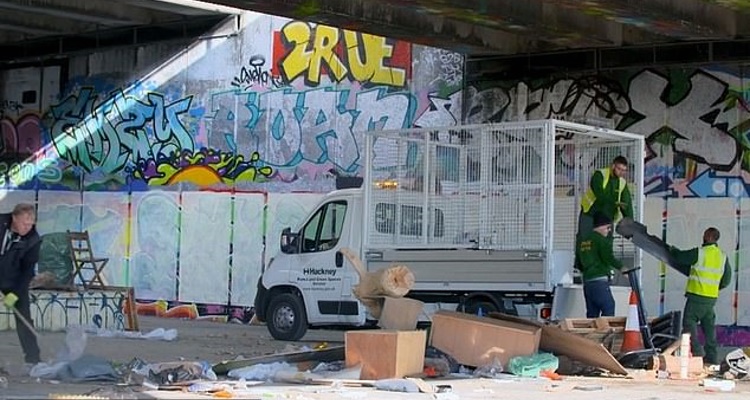 Власти потратили день, чтобы вывезти мусор уличного художника. Но уже на следующее утро хлам был на прежнем месте
