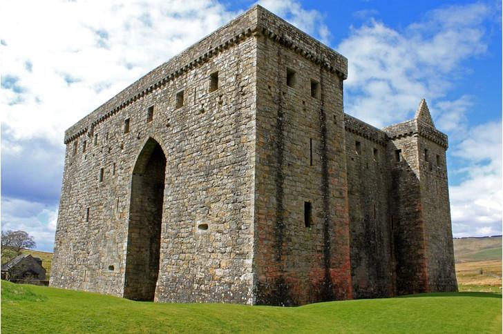 На туманном Альбионе неспокойно: 8 мистических замков и руин Великобритании, которые стоит посетить туристам