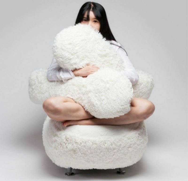 Кресло для любителей обнимашек: корейские дизайнеры создали уникальный предмет интерьера, который поможет расслабиться после трудного дня