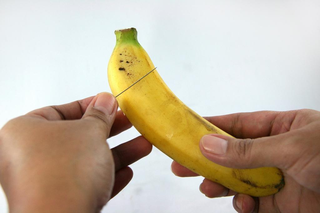 Суета на банане. Разрезанный банан. Мастурбатор из бананов. Нарезанная банановая кожура. Странный банан.