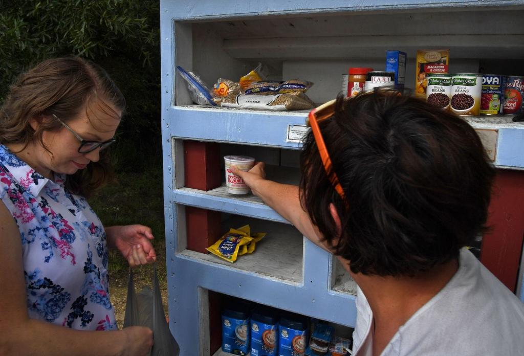 Люди по всему миру делятся едой, открывая  маленькие библиотеки  с продуктами