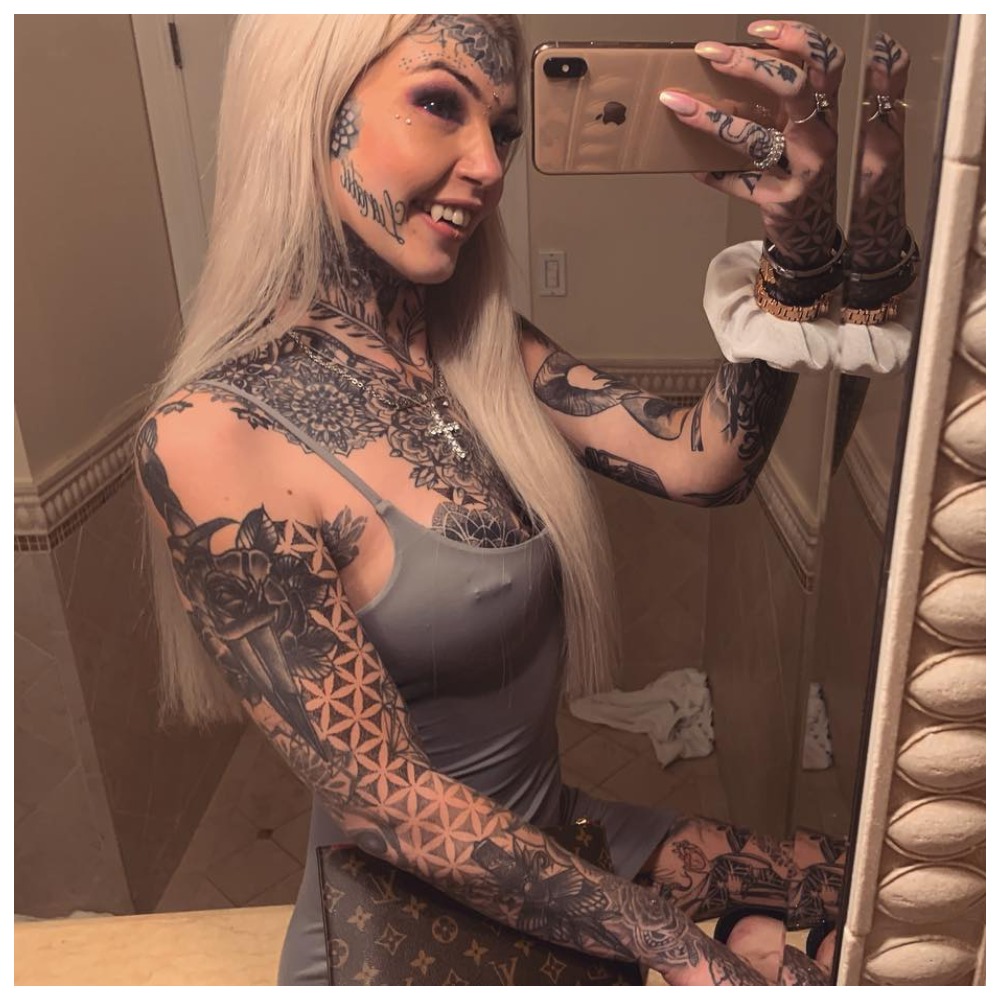 Девушка решила стать похожей на дракона и покрыла все тело татуировками. Фото