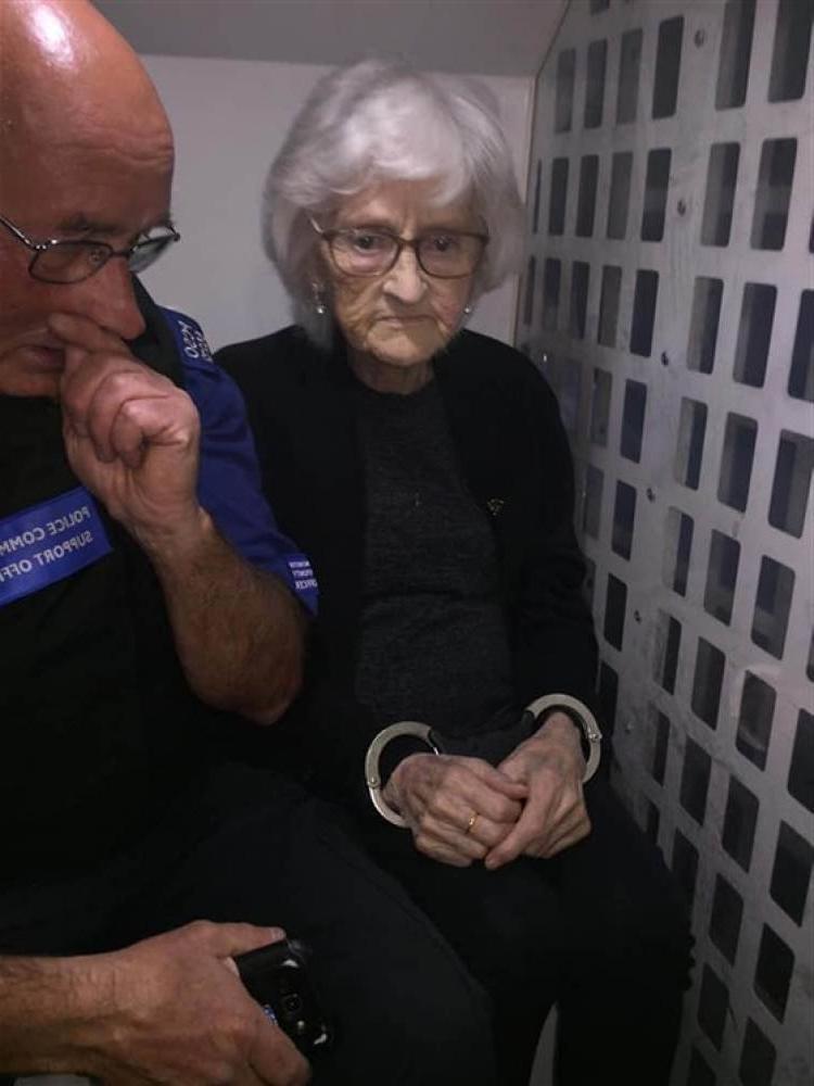 В списке желаний 93 летней бабушки числился арест: полицейские пришли на помощь