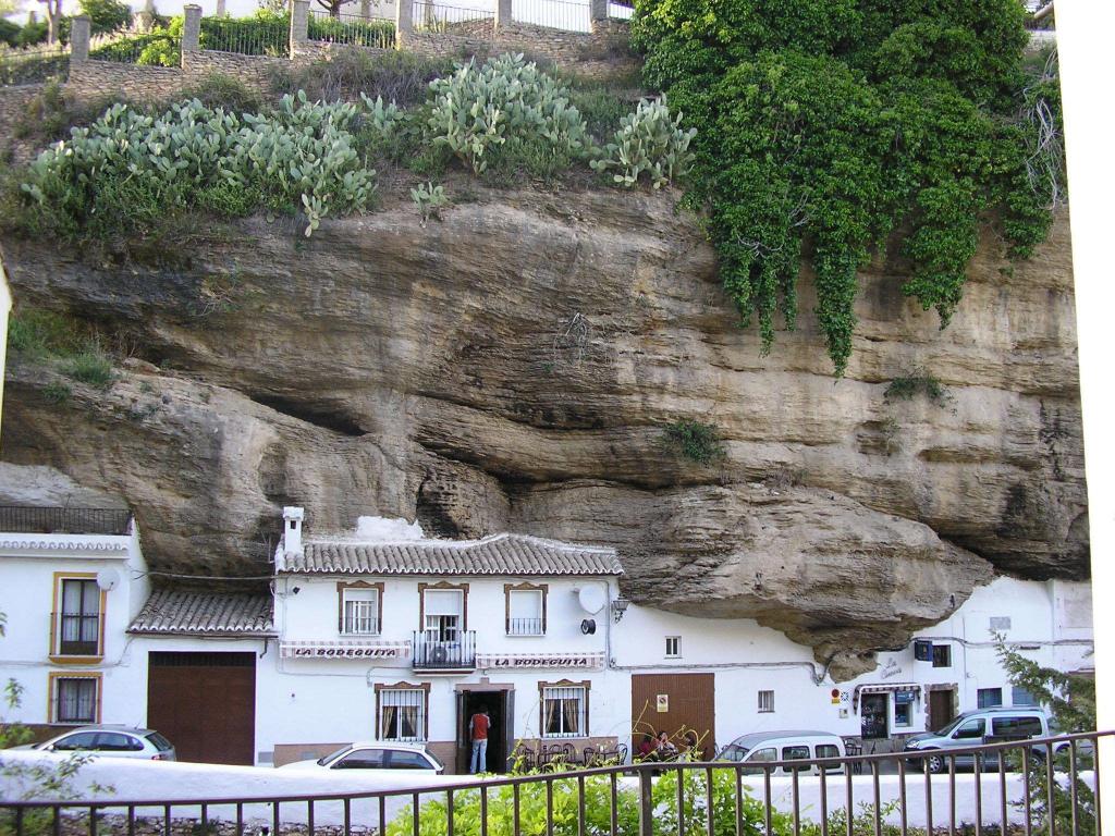 Каково это – жить под камнями? Уникальная испанская деревня, где люди построили дома в скале