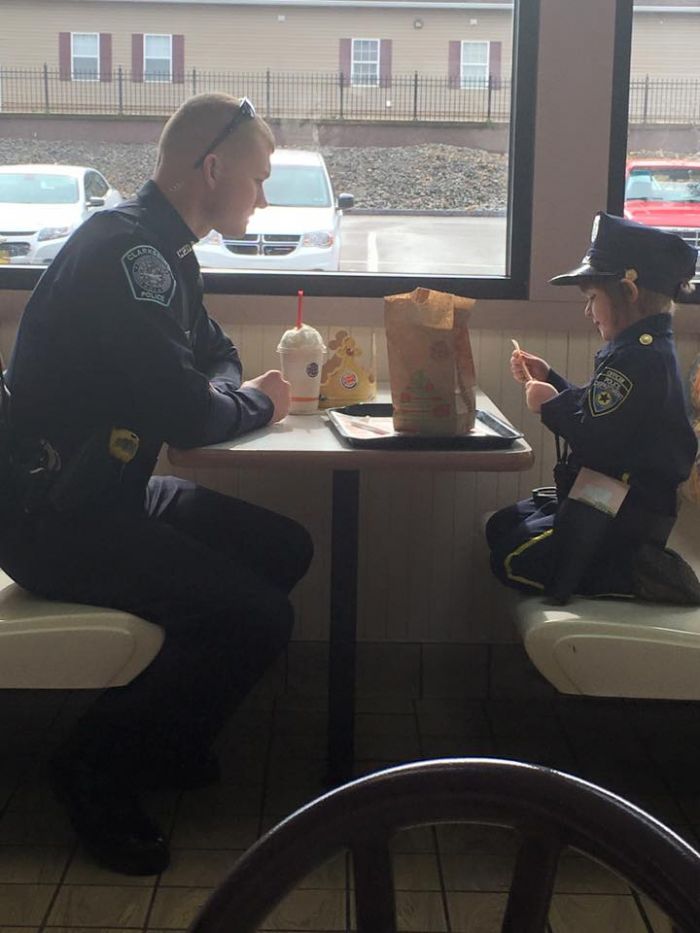 Офицера попросили пообедать с 4-летней девочкой: полицейский пришел не с пустыми руками