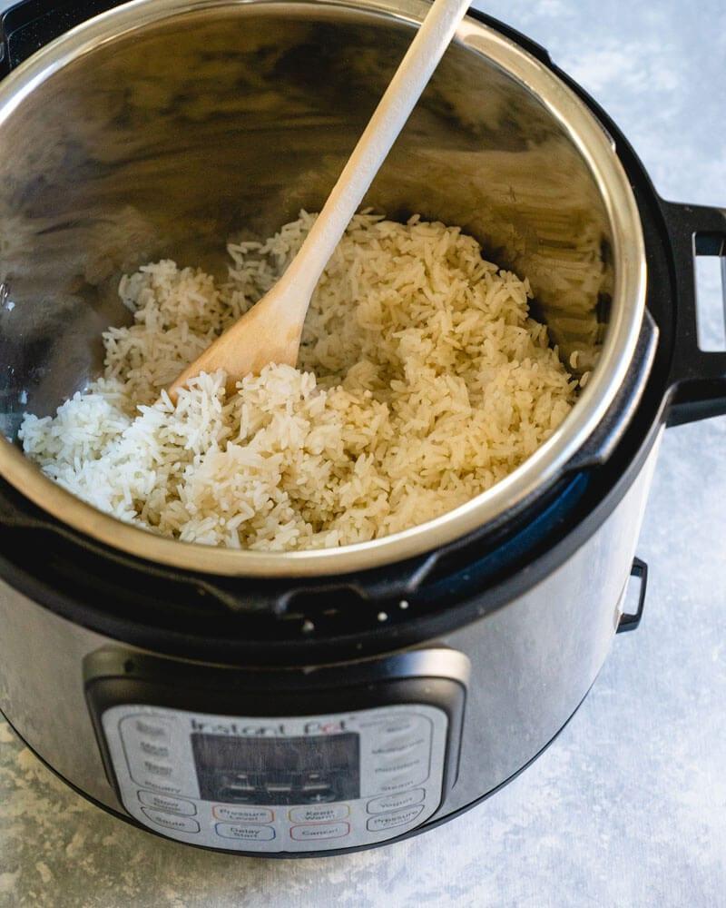Сколько нужно риса в мультиварке. Мультиварка для риса. Мультиварка для варки риса. Рис в мультиварке. Варка риса в мультиварке.