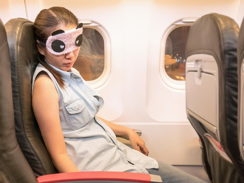 Женщина заснула во время полета, а проснулась в темном и запертом самолете
