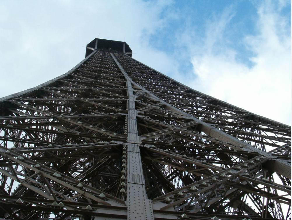 Гениальный парадокс: создатель Эйфелевой башни построил на ее вершине кабинет потому, что это единственное место в городе, где ее не видно