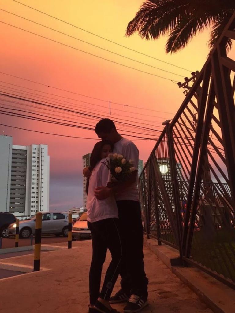 Фото пары без лица. Дубай сохр. Boyfriend and Sky любовь. Пара на балконе ночью. Обнимашки пары без лица.