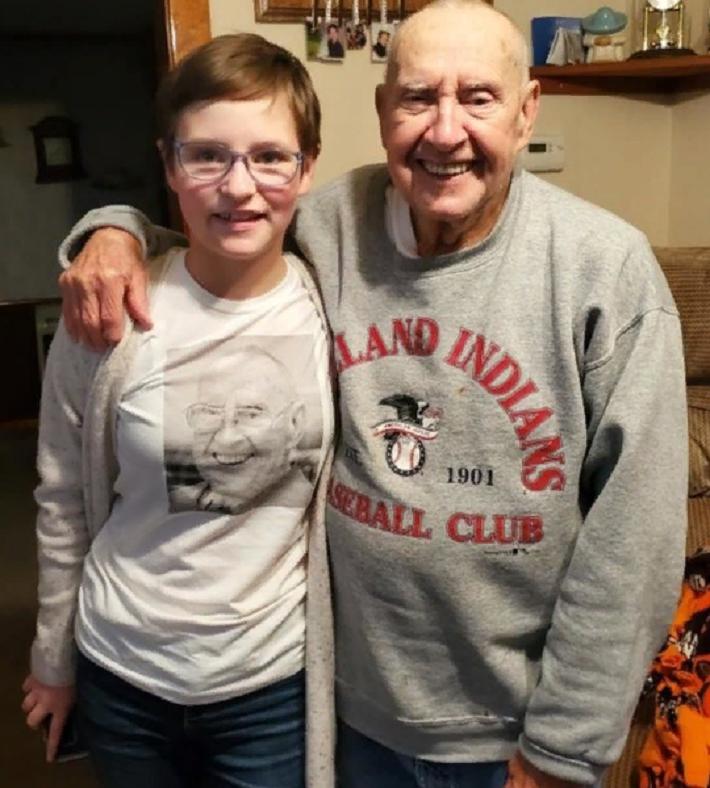 Внучка надела футболку с изображением деда: этот и другие случаи необычайной поддержки ближнего