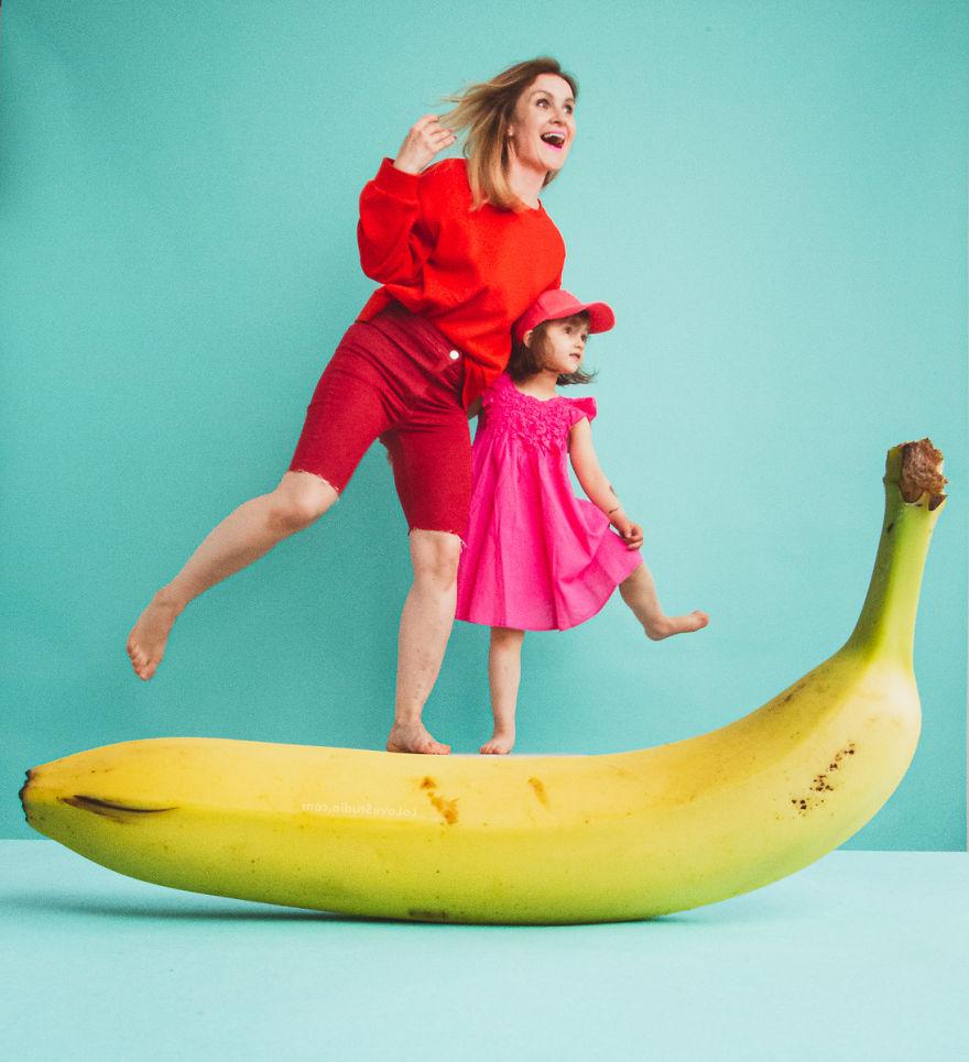 Идея для фотосессии: семья сделала оригинальные снимки с гигантскими фруктами, не используя 
