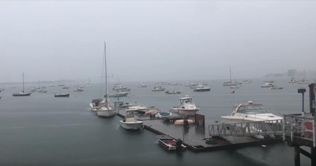 Когда природа нанесла удар. В Бостонском заливе в одну из яхт попала молния: видео