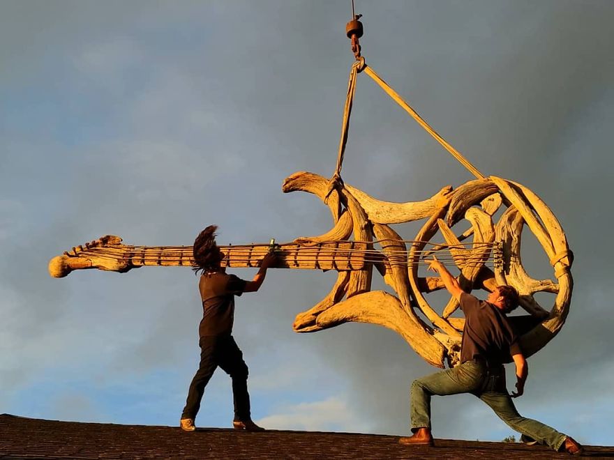 Художник создает удивительные скульптуры из коряг, принесенных океаном на пляж: фото