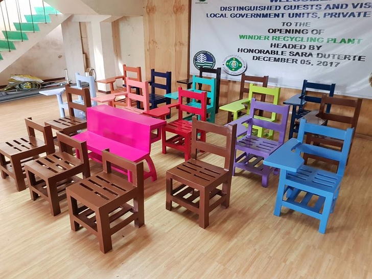 Филиппинский инженер открыл новый способ переработки пластика и теперь превращает его в красочную школьную мебель