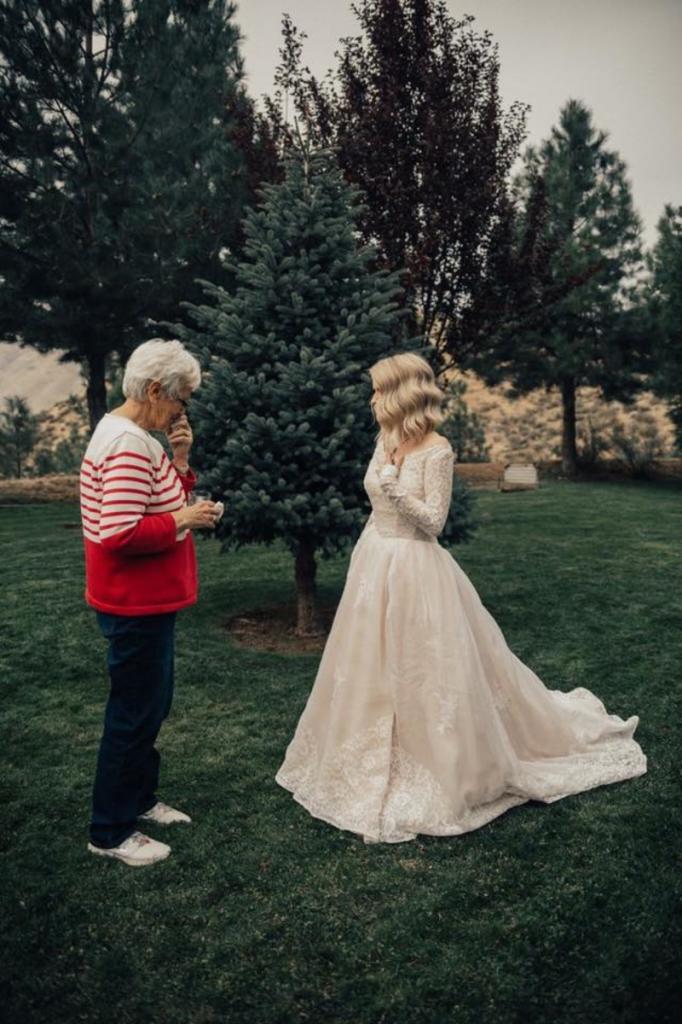 Невеста надела свадебное платье своей бабушки, которое пролежало в шкафу почти 57 лет: трогательная реакция пожилой женщины
