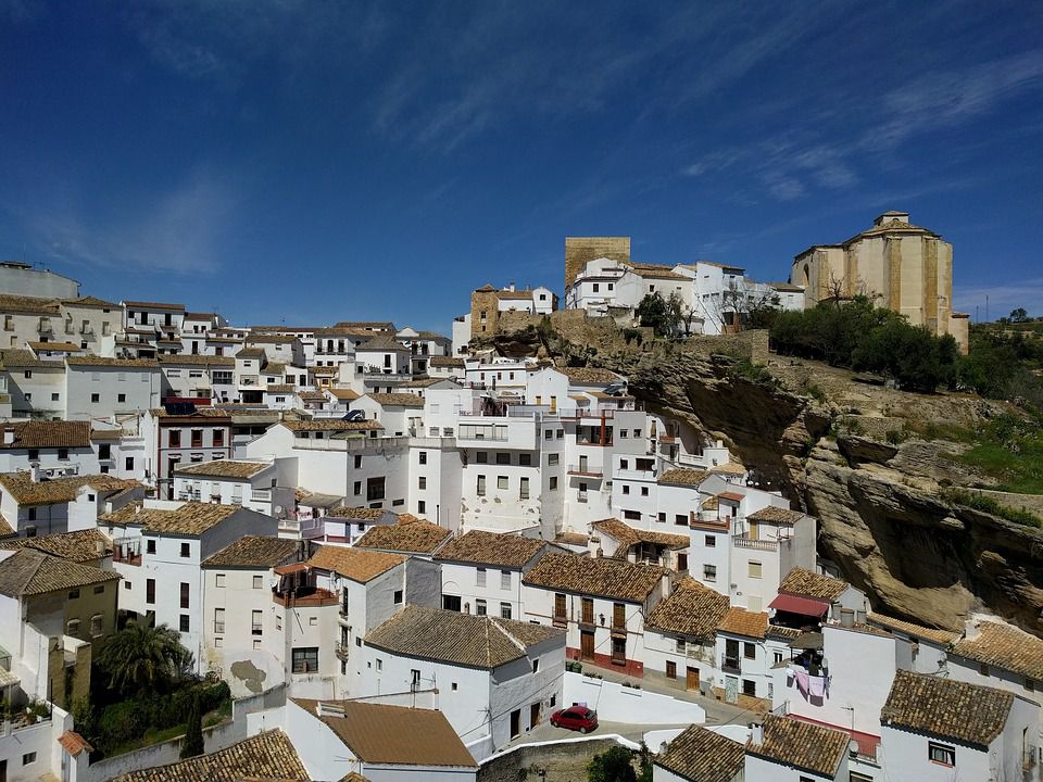 Каково это – жить под камнями? Уникальная испанская деревня, где люди построили дома в скале