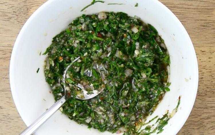 Мятный соус для жаренного мяса: делюсь рецептом оригинального чимичурри