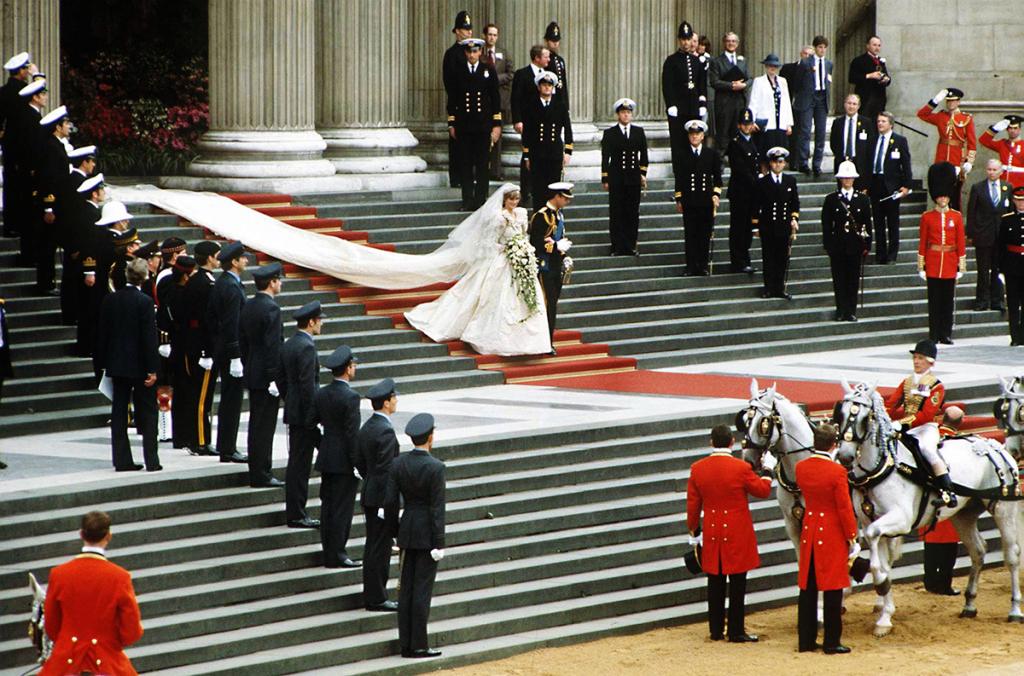 Принцу Уильяму и принцу Гарри поровну: судьба свадебного платья принцессы Дианы