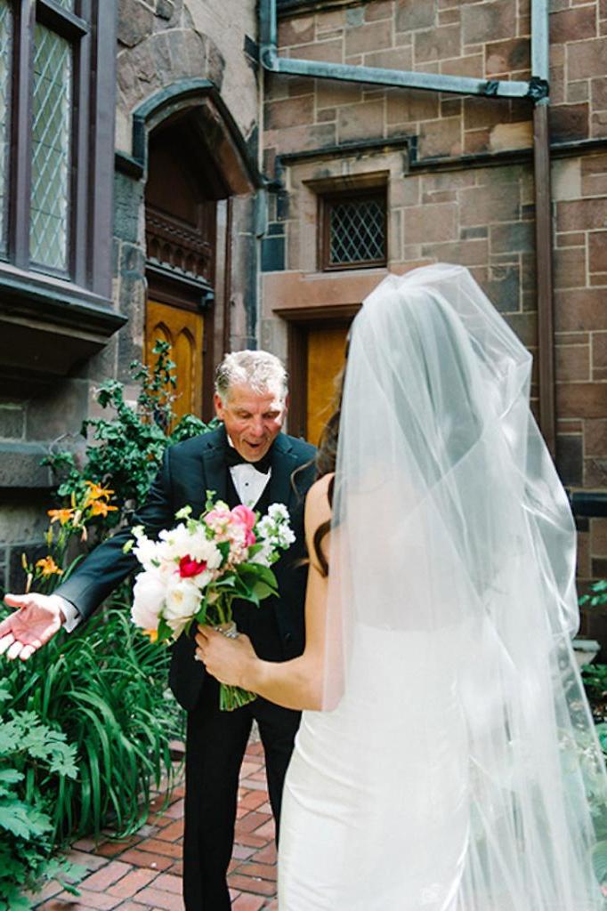 Когда отцы впервые увидели своих дочек в свадебных платьях: эмоциональные фото