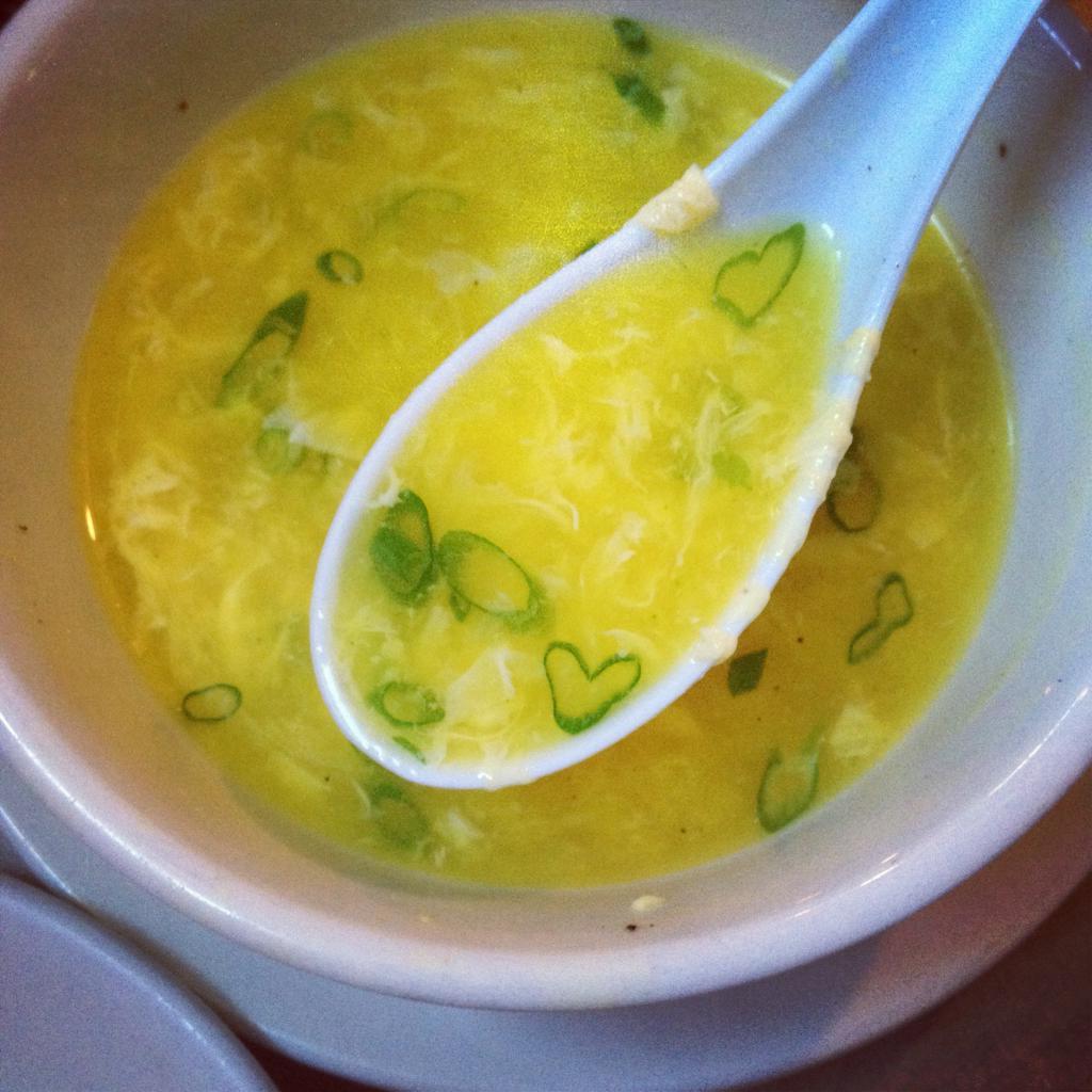 Если надо быстро всех накормить: китайский суп из яиц и зеленого лука (рецепт)