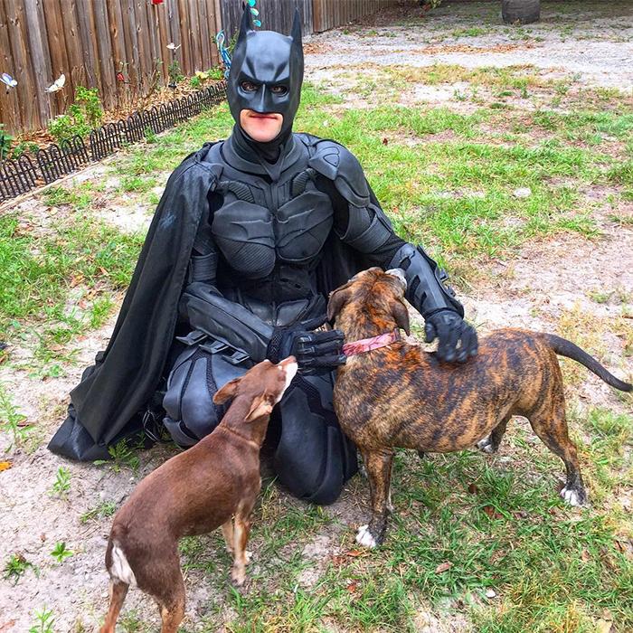 Мужчина в костюме Бэтмена спасает бездомных животных, а затем находит для них достойных хозяев