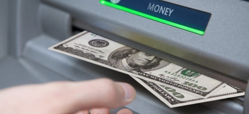 Мужчина увидел в банкомате 500 долларов. Он нашел их владелицу и решил еще помочь ей